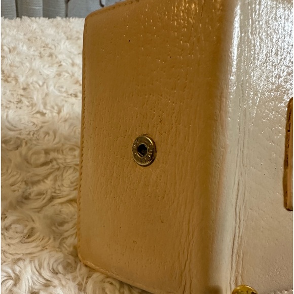 Gucci Logo Embossed key Holder - Picture 4 of 10